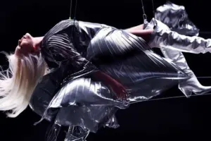 75 yaşlı Ajda 2 saat havada asılı qaldı