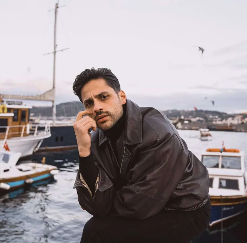 Umutdan sonra onunla sevgilidir