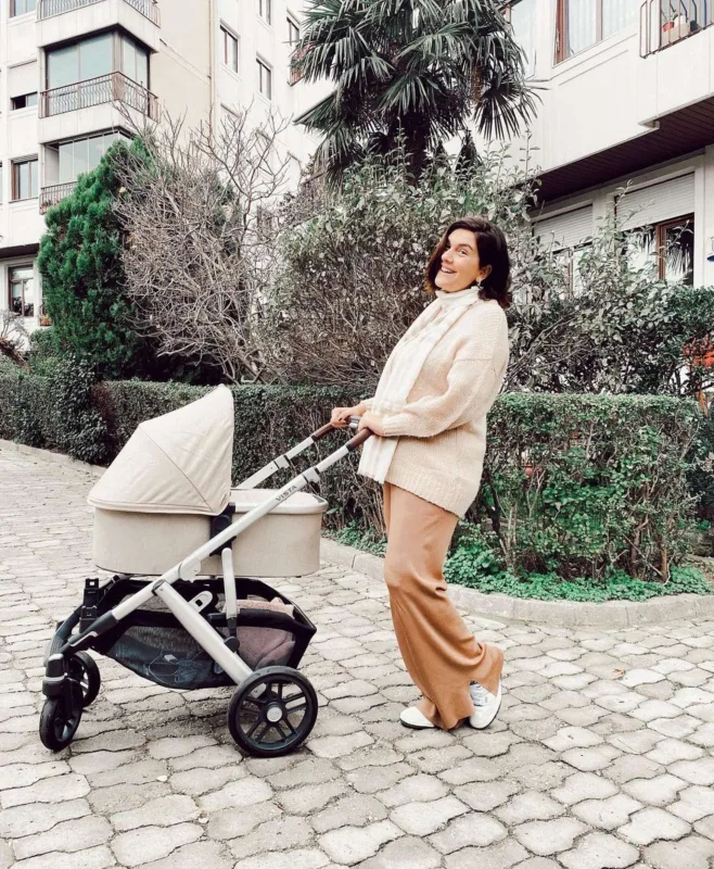 Bir aylıq qızı ilə fotosunu paylaşdı