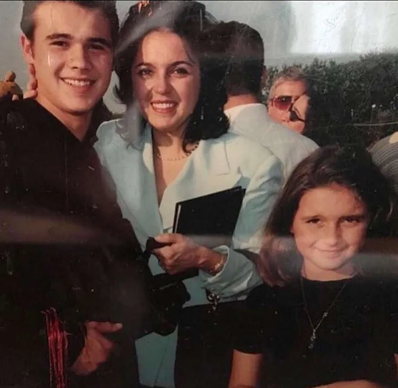 Emin ailə arxivindən fotolar paylaşdı