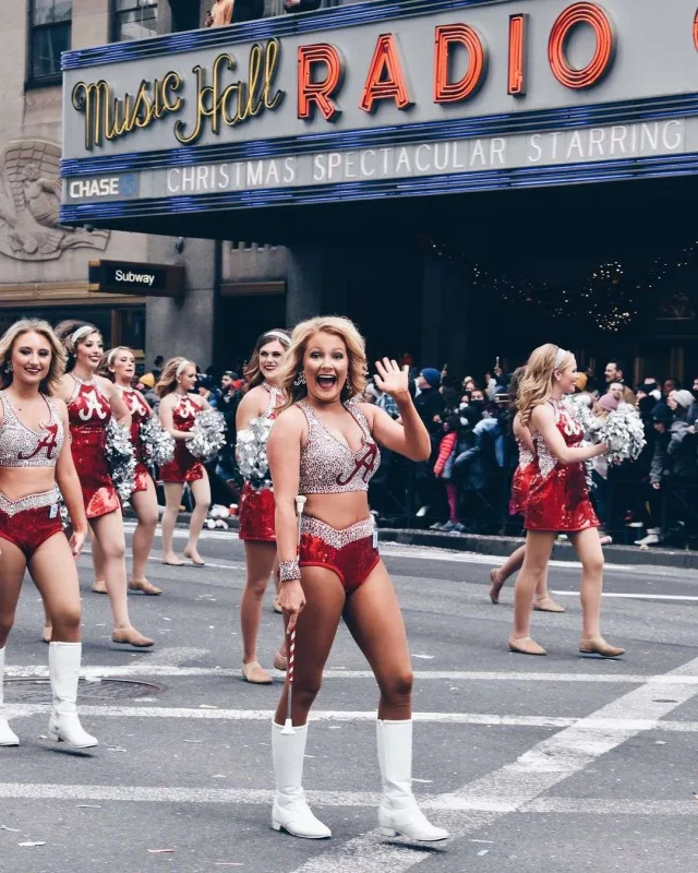 Nyu-Yorkdakı rəngarəng görüntülər hər kəsi meydana yığdı