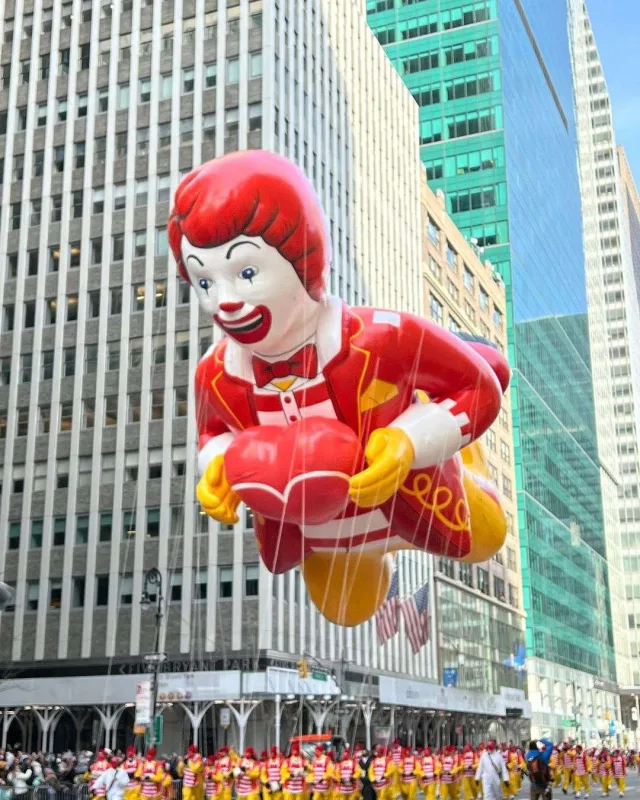 Nyu-Yorkdakı rəngarəng görüntülər hər kəsi meydana yığdı