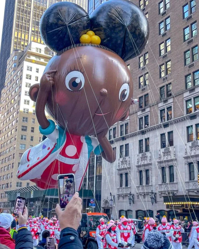 Nyu-Yorkdakı rəngarəng görüntülər hər kəsi meydana yığdı