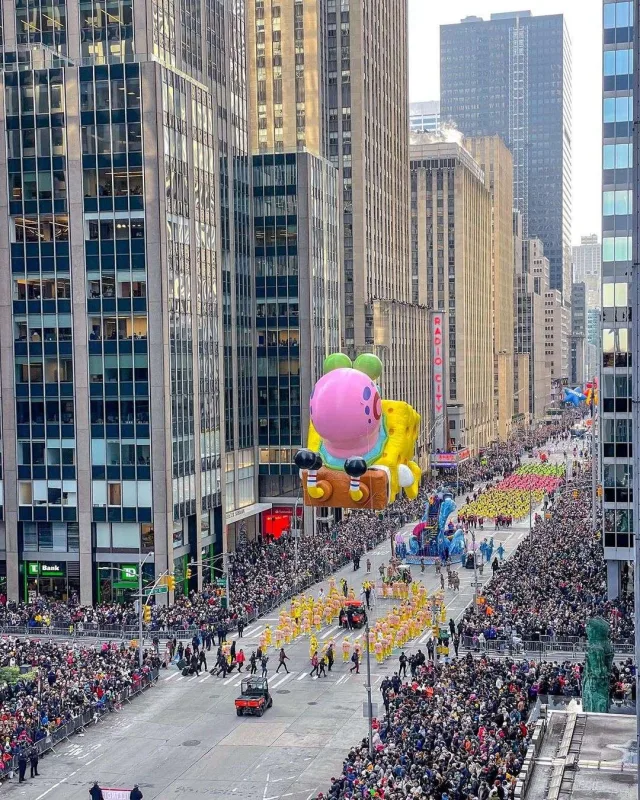 Nyu-Yorkdakı rəngarəng görüntülər hər kəsi meydana yığdı