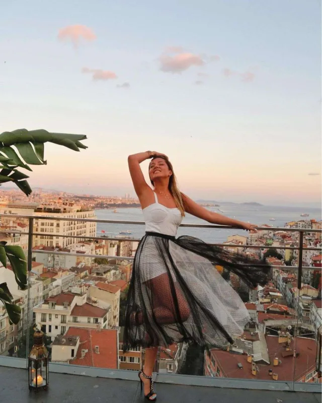 “Deməli, səhifəmdə yatırsan, ay abırsız?”