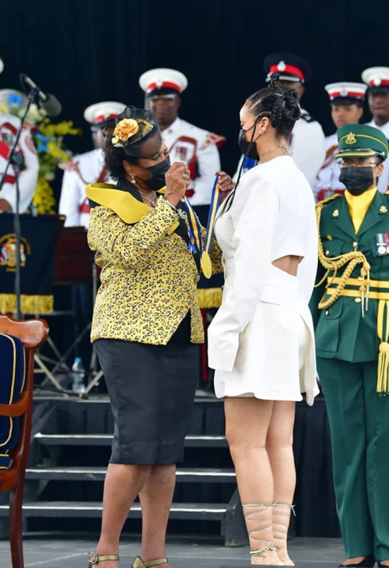 Rihannaya “Milli Qəhrəman” medalı təqdim olundu