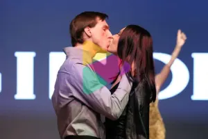 Bakıdakı moda gecəsinə öpüşmə damğa vurdu -VİDEO