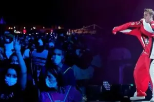 Çağırışlara məhəl qoymadı, Ərəbistanda səhnəyə çıxdı