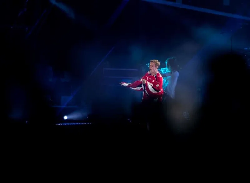 Çağırışlara məhəl qoymadı, Ərəbistanda səhnəyə çıxdı