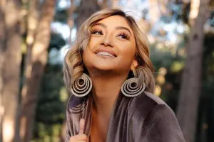 “Toyuqla söhbət edib, ağlayırdım” - Zümrüd