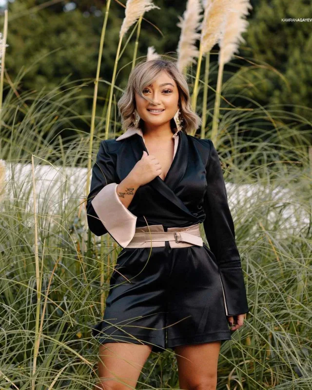 “Toyuqla söhbət edib, ağlayırdım” - Zümrüd