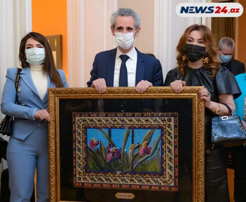 Ruhi Əliyevadan fransız səfirə hədiyyə - Fotolar