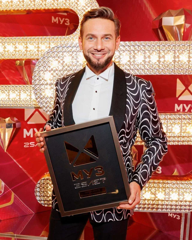 Cərimələndikdən sonra istefa verdi