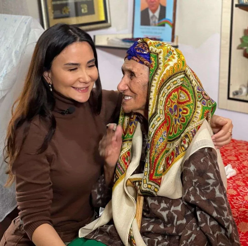 Leyla 131 yaşlı qadınla bir arada - Foto