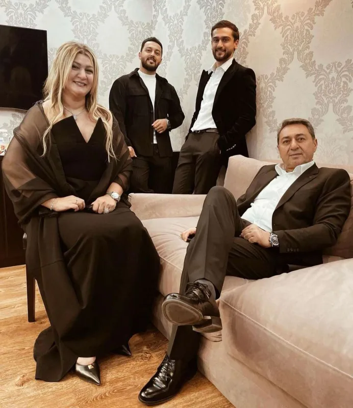 Jony ailəsi ilə...-Foto