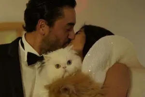 Nəsrindən sevgilisinə öpüşlü təbrik