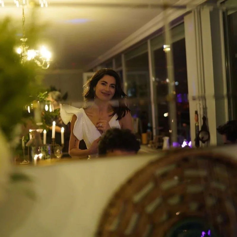 Nəsrindən sevgilisinə öpüşlü təbrik