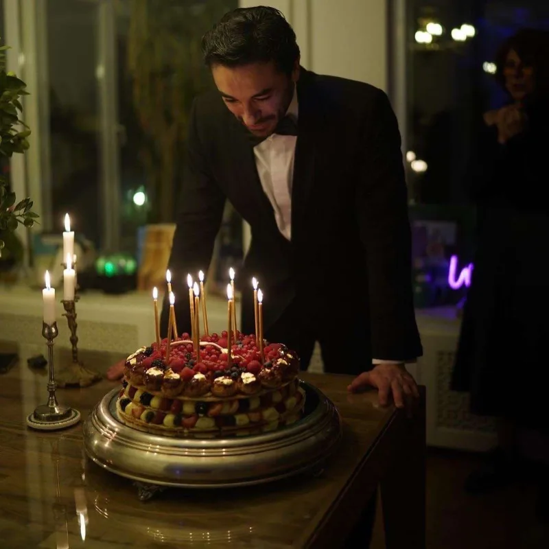 Nəsrindən sevgilisinə öpüşlü təbrik