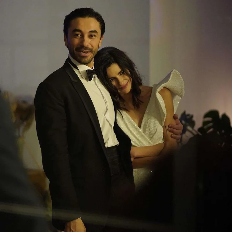 Nəsrindən sevgilisinə öpüşlü təbrik