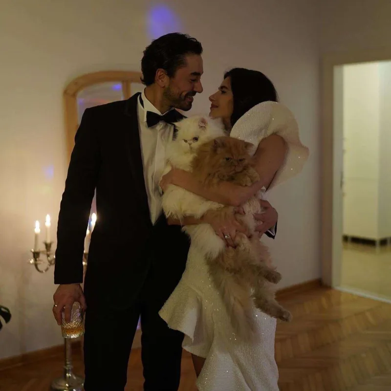 Nəsrindən sevgilisinə öpüşlü təbrik