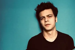 24 yaşlı aktyor xərçəngə qalib gəldi