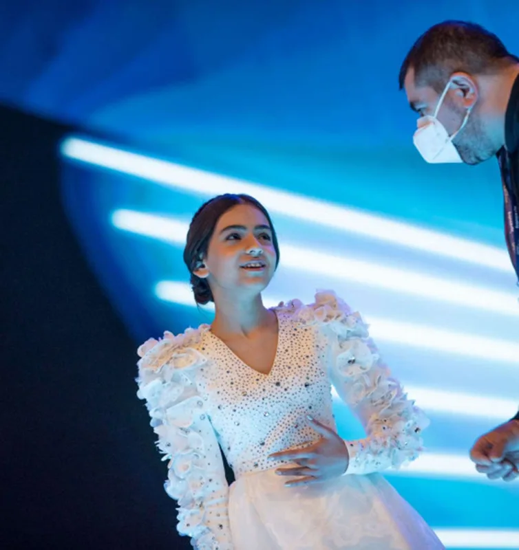 Sona səhnəyə bu geyimdə çıxacaq - Video