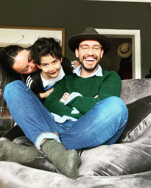 Doqquz illik xanımından boşandı