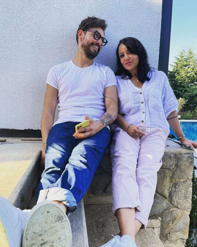 Doqquz illik xanımından boşandı