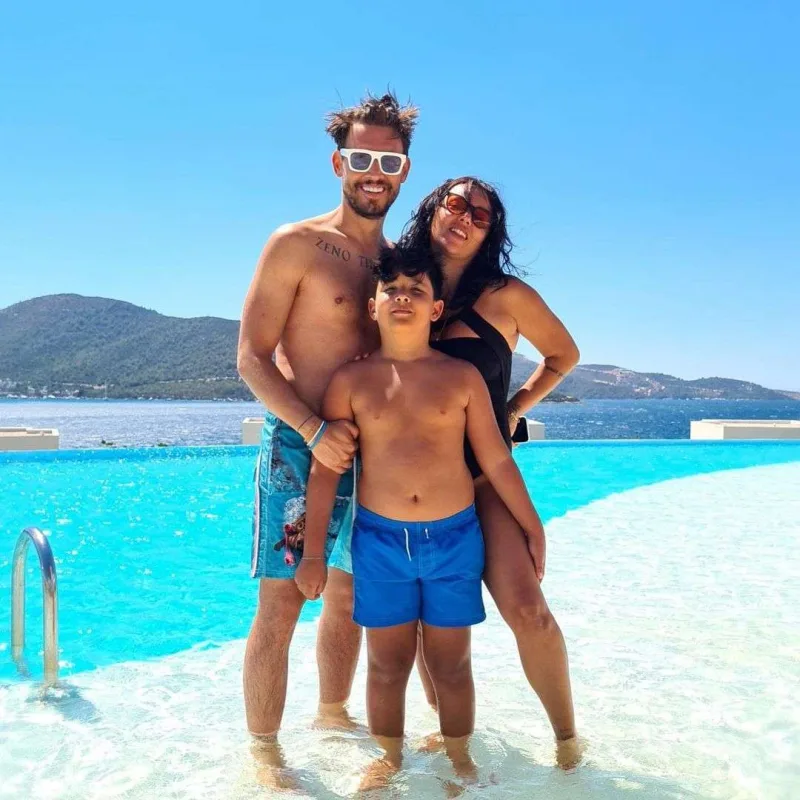 Doqquz illik xanımından boşandı