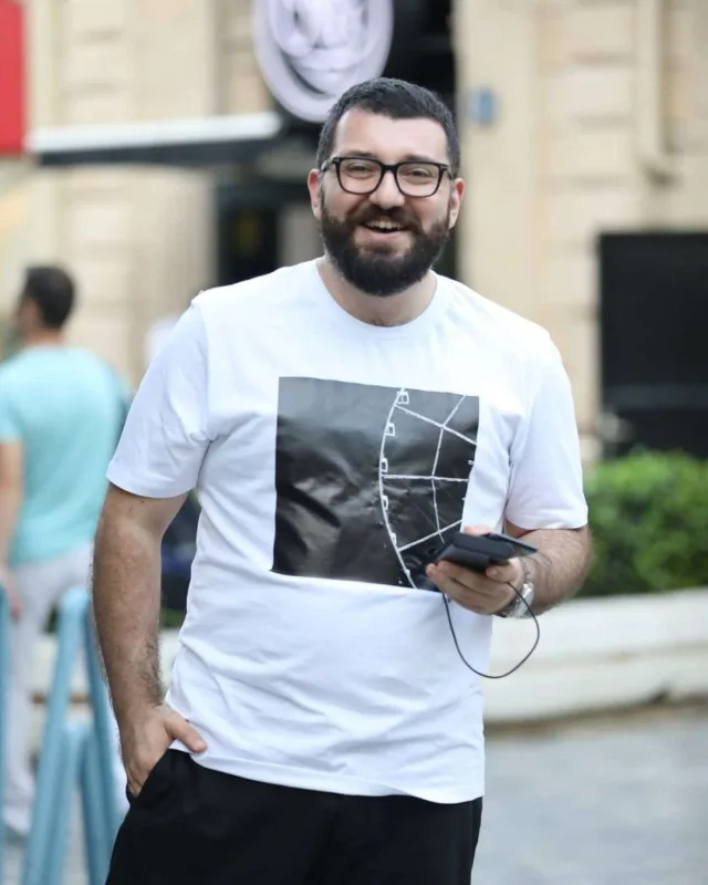 Elnur “əriyib çöpə döndü”