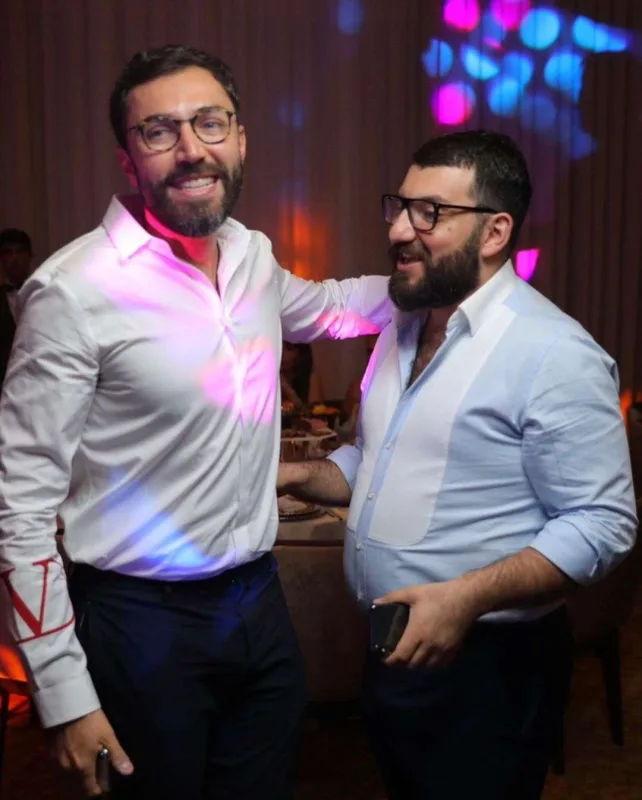 Elnur “əriyib çöpə döndü”