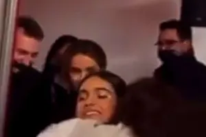 Sona ermənini qucaqlayaraq təbrik etdi-Video