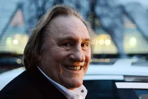 Depardye aktrisanı zorlamaqda ittiham olunur