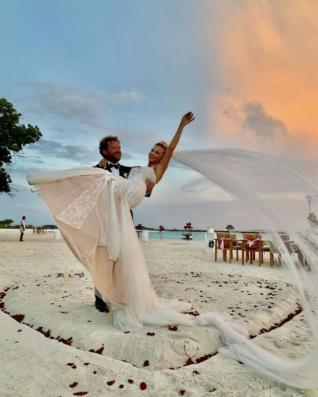 Hər iki ərinin də soyadını istifadə edəcək