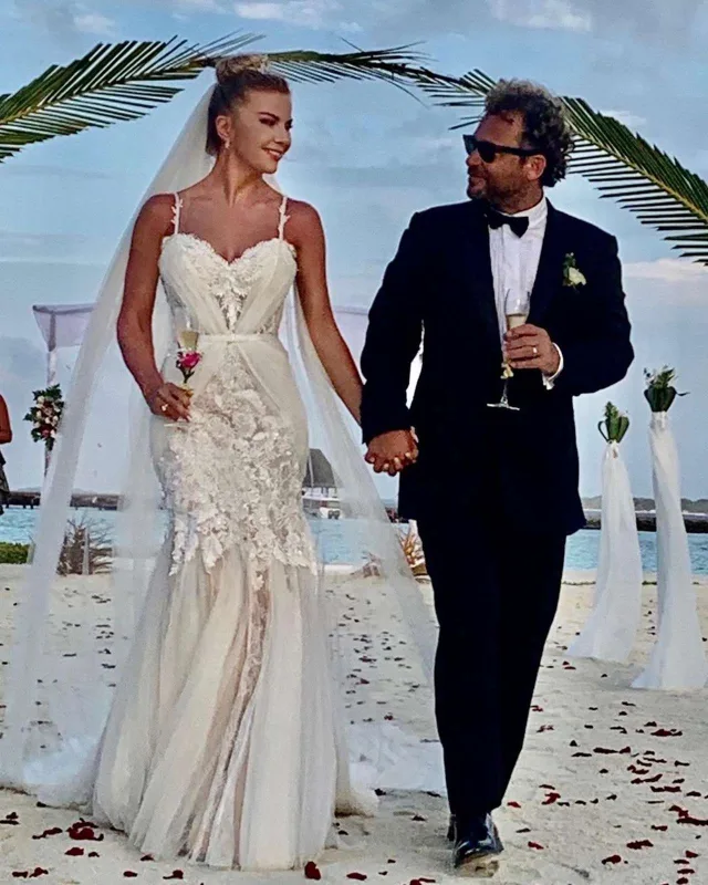 Hər iki ərinin də soyadını istifadə edəcək