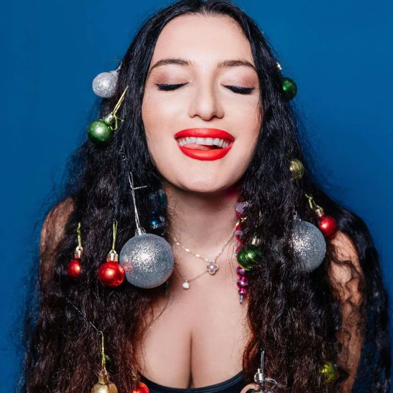 Saçını süpürgə yox, yolka etdi