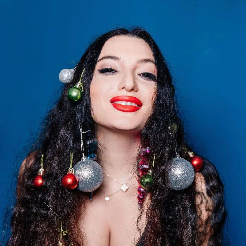 Saçını süpürgə yox, yolka etdi