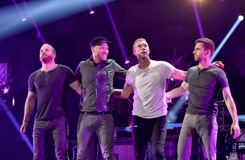 “Coldplay” səhnədən gedir
