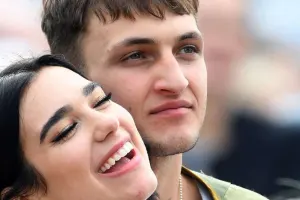 Dua Lipa məşhur sevgilisindən ayrıldı