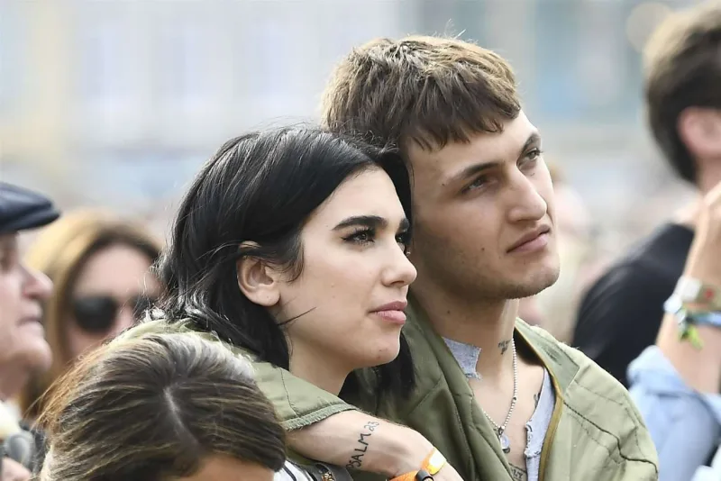 Dua Lipa məşhur sevgilisindən ayrıldı