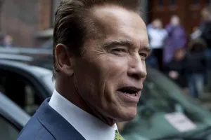 Şvarzenegger veteranlara 25 ev verdi