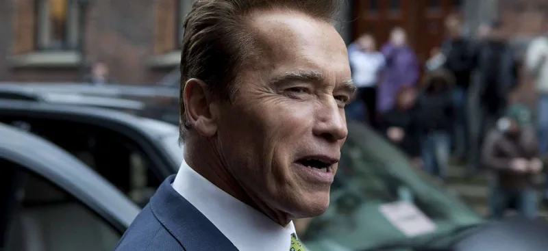 Şvarzenegger veteranlara 25 ev verdi