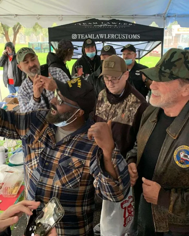 Şvarzenegger veteranlara 25 ev verdi