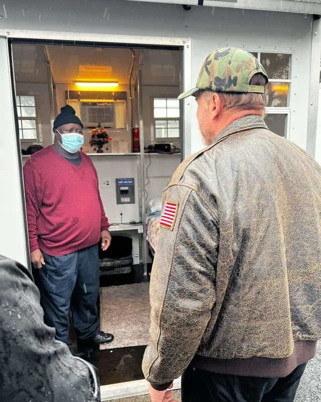 Şvarzenegger veteranlara 25 ev verdi