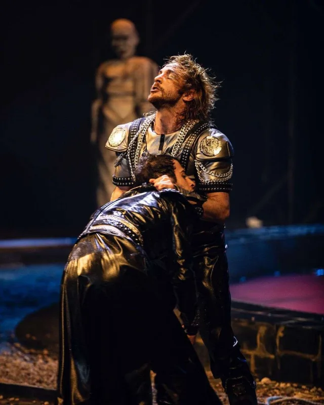 “Azca kişilik, şəxsiyyətimiz olsun kifayətdir”