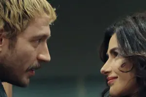 Sevgilisinə qadağan etmişdi, özü serialda öpüşdü