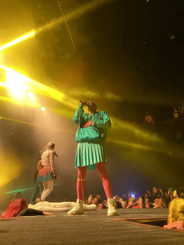 Türkiyəli müğənni ətəklə səhnəyə çıxdı, tənqid olundu