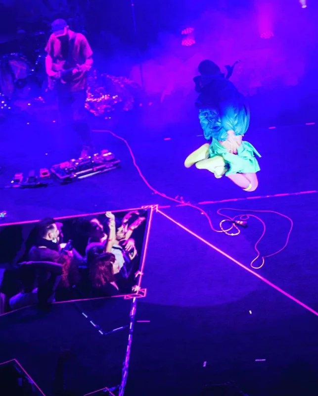 Türkiyəli müğənni ətəklə səhnəyə çıxdı, tənqid olundu