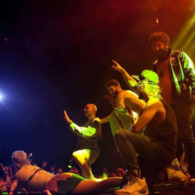 Türkiyəli müğənni ətəklə səhnəyə çıxdı, tənqid olundu