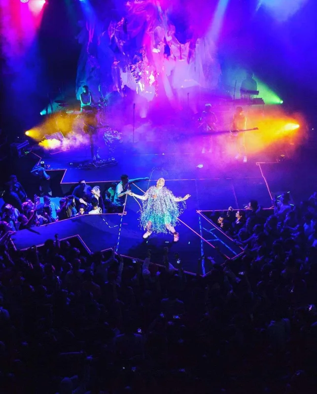 Türkiyəli müğənni ətəklə səhnəyə çıxdı, tənqid olundu